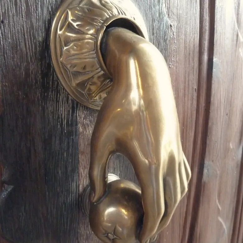 Picaporte de bronce en una puerta de Palma