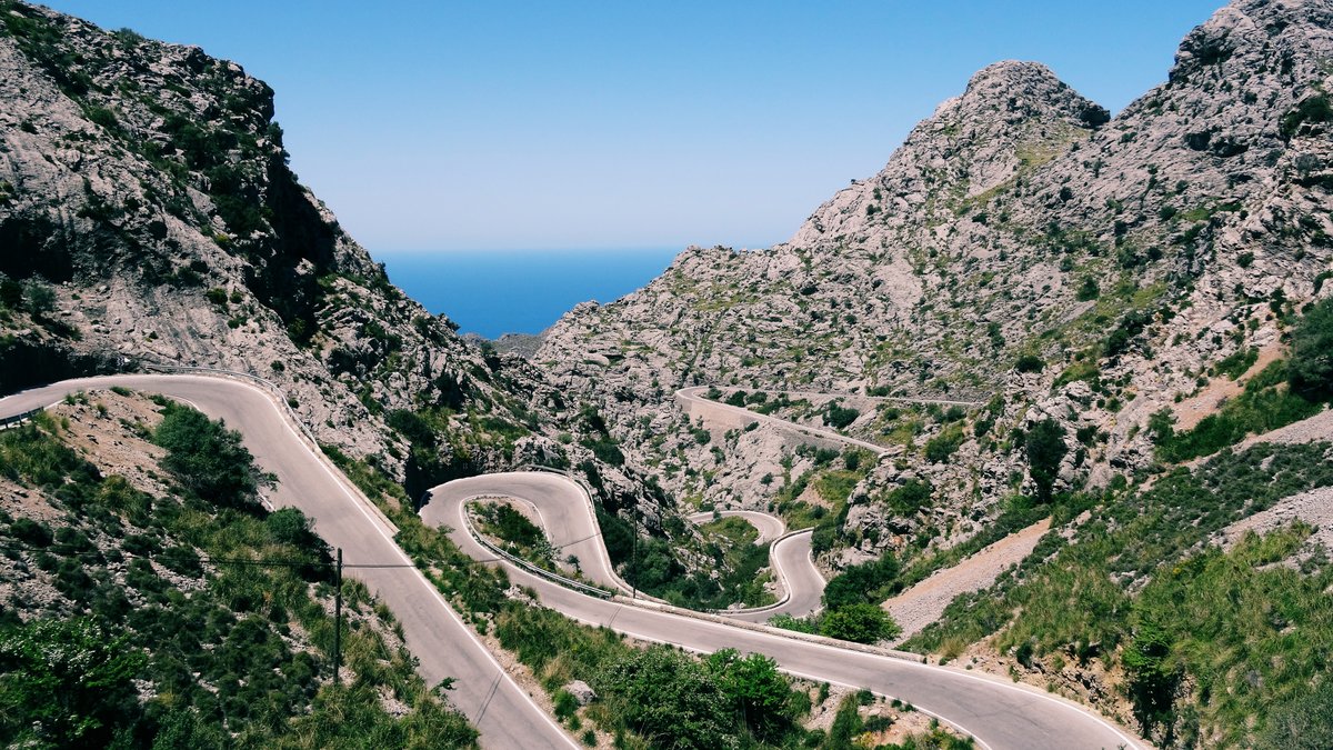 Carretera de muntanya amb revolts a la serra de Tramuntana, Mallorca, baixant cap a la mar