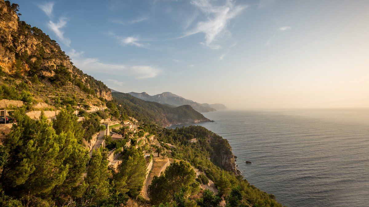Costa norte de Mallorca al atardecer, con la Serra de Tramuntana cayendo al mar