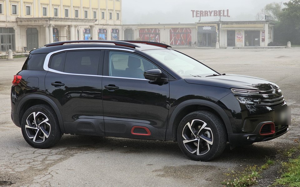 Citroën C5 Aircross negre, vista lateral. Imatge orientativa: el vehicle real pot variar
