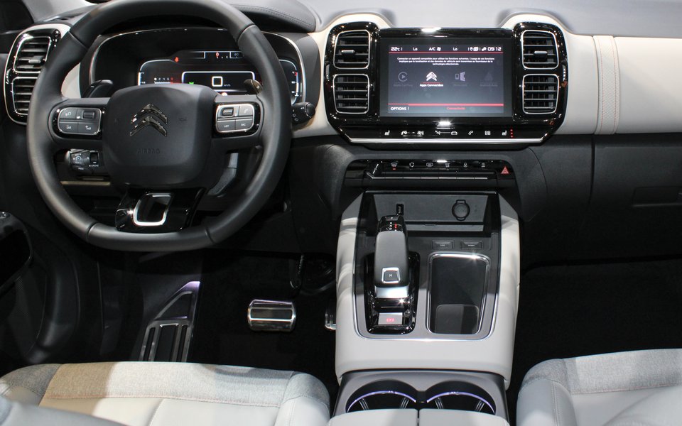 Dashboard and automatic gear selector of the Citroën C5 Aircross. Illustrative image: the actual vehicle may differ