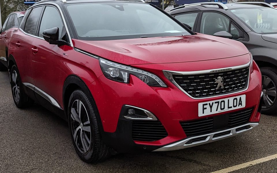 Peugeot 3008 II Hybrid gris, vista frontal de tres quarts. Imatge orientativa: el vehicle real pot variar