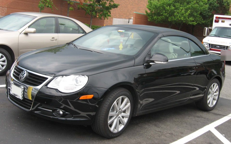 Volkswagen Eos negre amb el sostre tancat, vista frontal de tres quarts. Imatge orientativa: el vehicle real pot variar