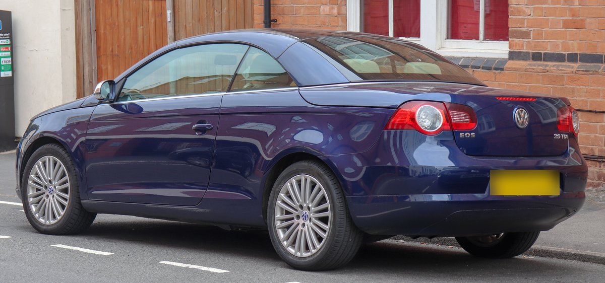Dark blue Volkswagen Eos, rear three-quarter view. Illustrative image: the actual vehicle may differ